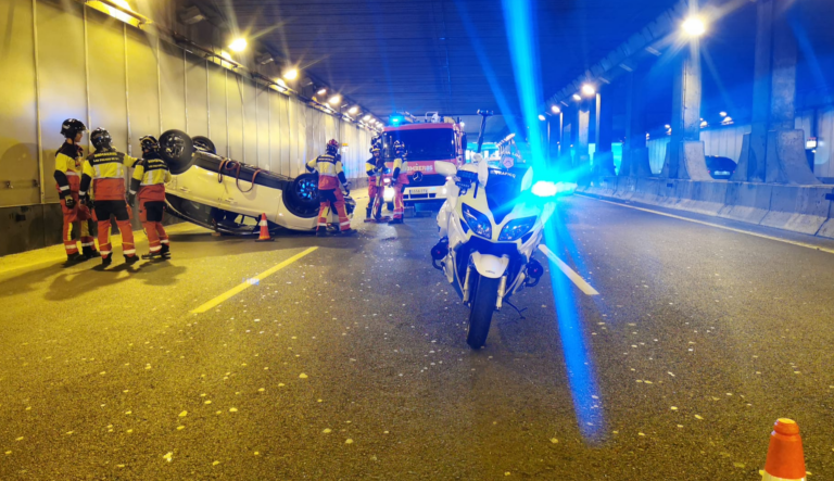 El vuelco de un vehículo en el túnel de San José provoca retenciones y una mujer herida