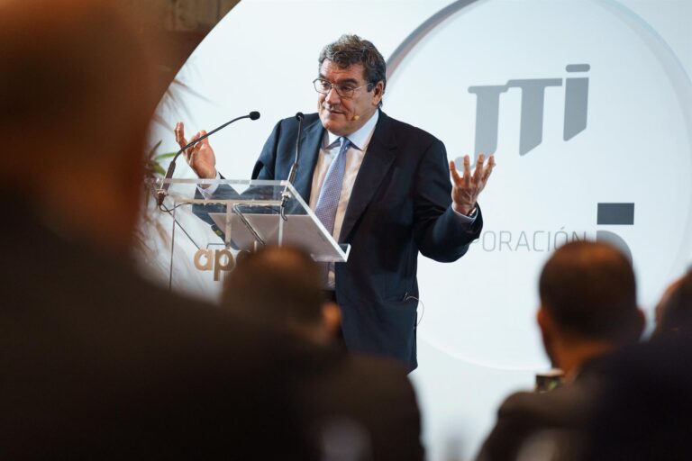 Escrivá: «Las bajadas de impuestos debilitan la posición fiscal del país»