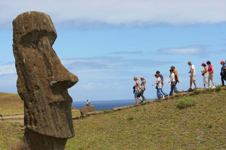 Un incendio destruye decenas de las históricas estatuas de la Isla de Pascua