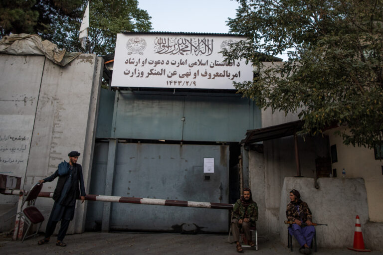 Decenas de estudiantes afganos salen a las calles de Herat para exigir seguridad en los centros educativos