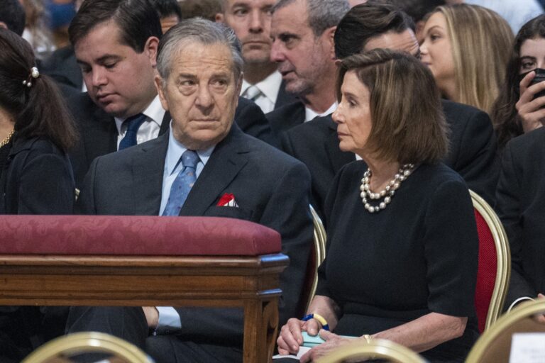 Atacan a Paul Pelosi, el marido de la presidenta de la Cámara baja de EE.UU, Nancy Pelosi