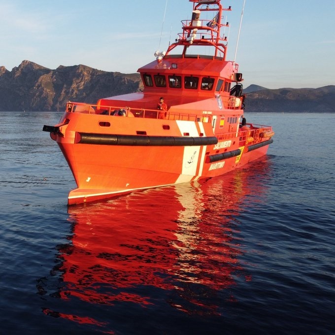 Rescatan una patera con seis niños y tres embarazadas a 185 kilómetros de Canarias
