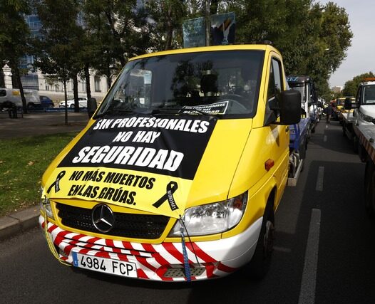 Medio centenar de grúas protestan en Madrid para evitar «uberizar» el sector