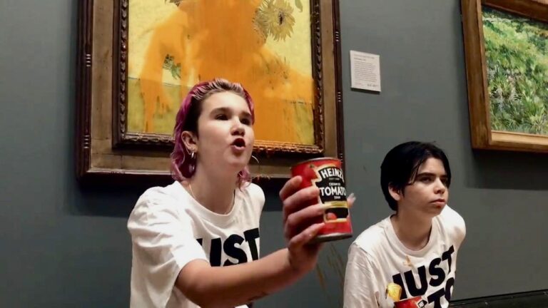 Activistas ecologistas lanzan sopa sobre ‘Los Girasoles’ de Van Gogh en Londres