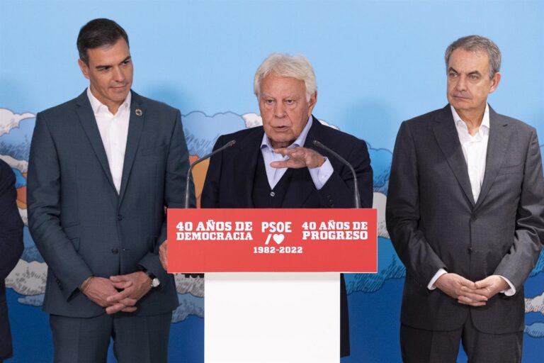 González reivindica ante Sánchez el espíritu de los Pactos de la Moncloa