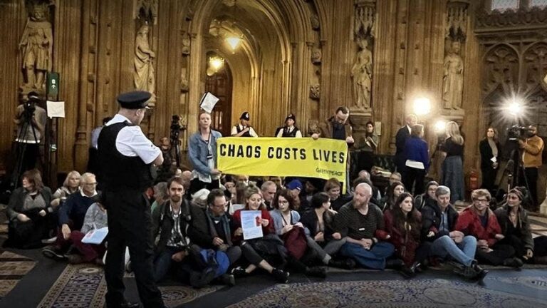 Una treintena de activistas de Greenpeace ocupan en el Parlamento británico