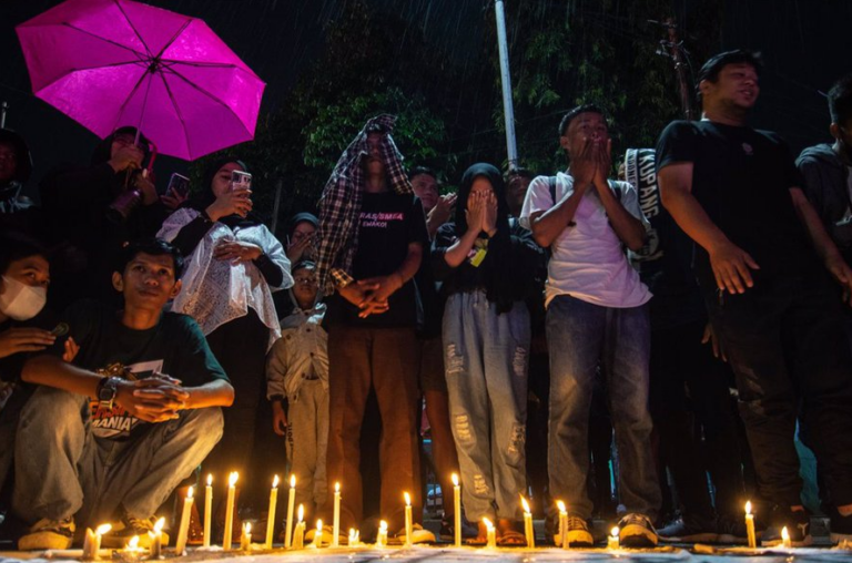 Los fallecidos suben a 133 tras los incidentes en un partido de fútbol en Indonesia