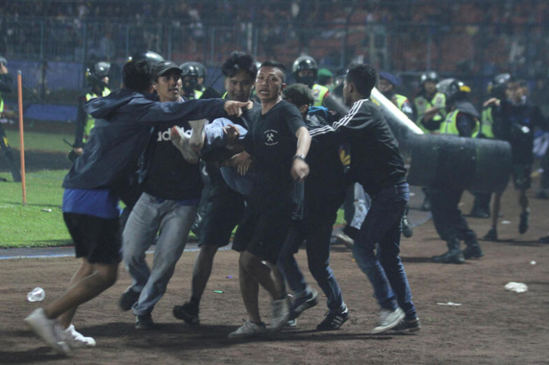 Diecisiete niños entre los 125 fallecidos en la tragedia del fútbol indonesio