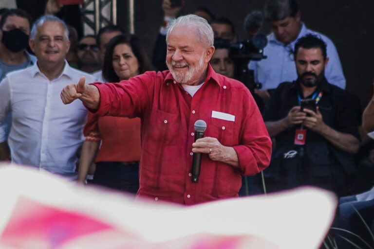 Lula plantea su campaña a la Presidencia de Brasil como una lucha de la democracia contra el fascismo 