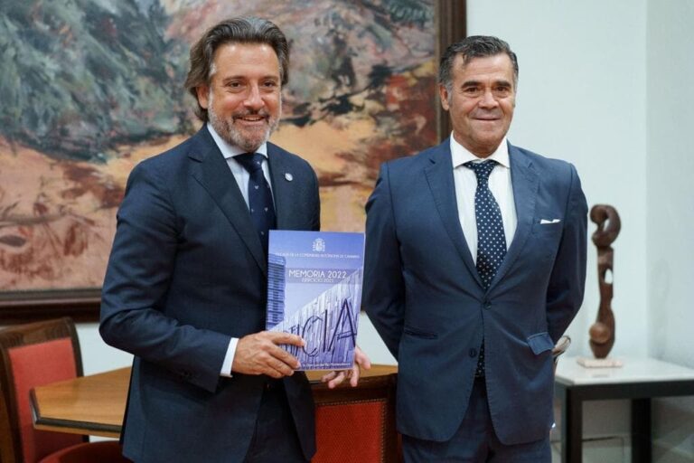 El presidente del Parlamento de Canarias recibe la Memoria de la Fiscalía de 2021