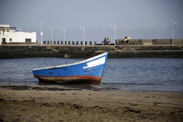Rescatan una patera con 52 personas a bordo en aguas próximas a Lanzarote