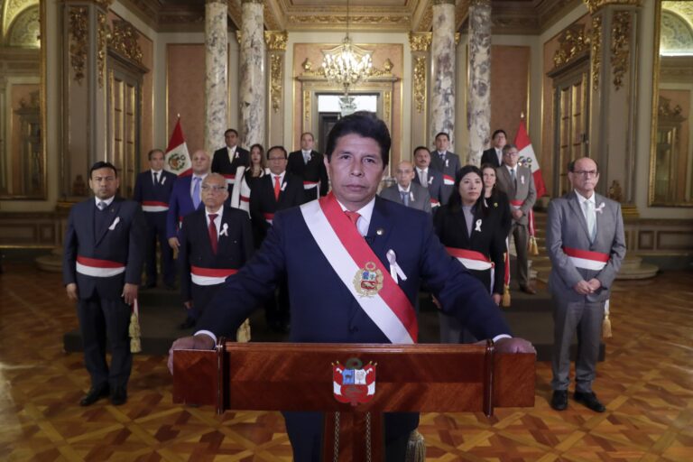 Castillo alerta de «un complot» contra la democracia en Perú