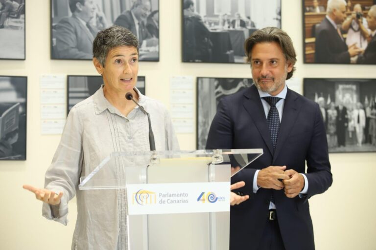 Inauguran la exposición ‘Tres miradas. Un recorrido fotográfico por 40 años de Parlamento de Canarias’