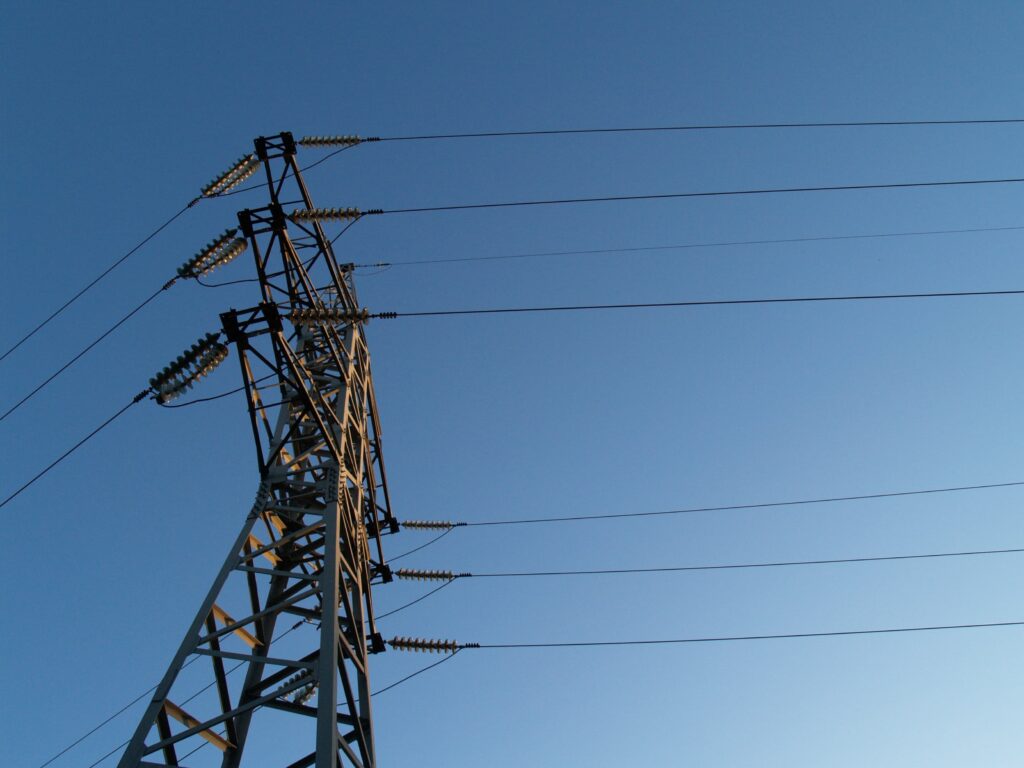 El precio de la luz sube este lunes casi un 30% hasta los 93 euros/MWh
