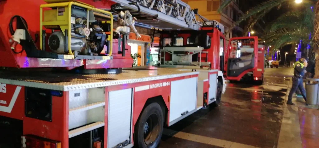 Un hombre en estado crítico tras un incendio en su vivienda de Las Palmas
