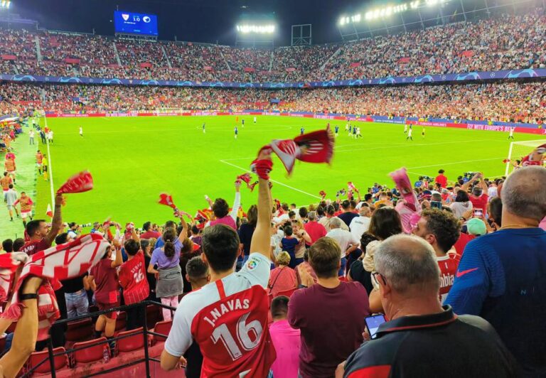 El Sevilla golea al Copenhague (3-0) y estará en Europa League