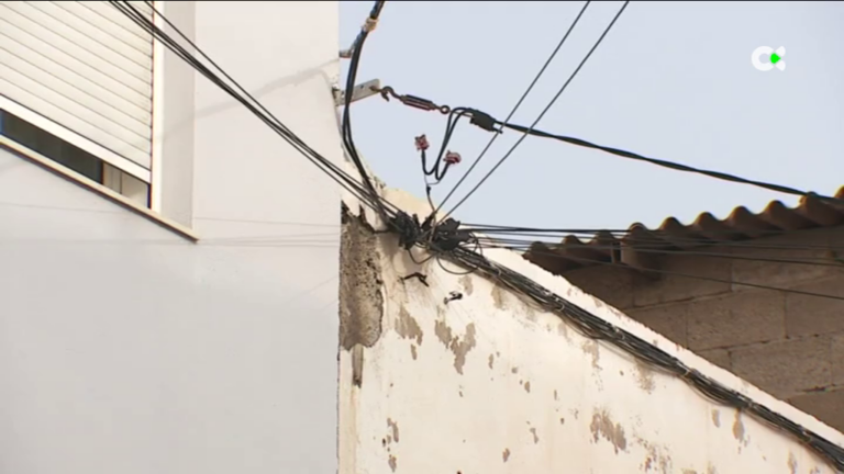 Siete años con cables frente a su ventana