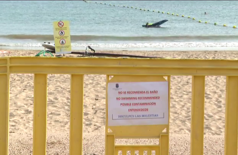 La playa de Las Cucharas cerrada al baño por bacterias
