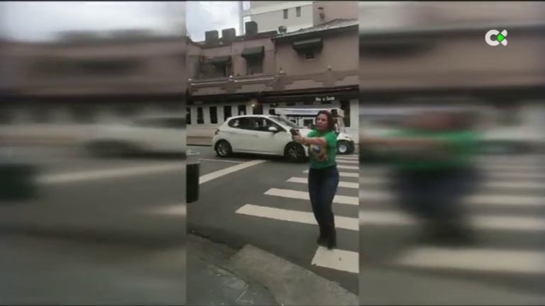 La diputada brasileña Carla Zambelli persigue a un hombre a punta de pistola en Sao Paulo