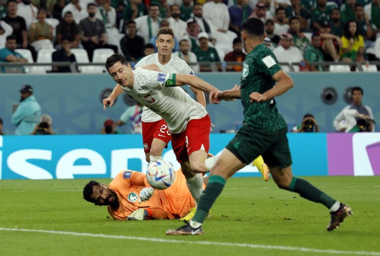 Lewandowski y Szczesny bajan de la nube a una notable Arabia