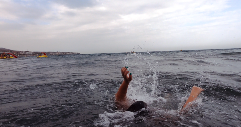 Surfistas rescatan a varios jóvenes en apuros en una playa de La Orotava, Tenerife