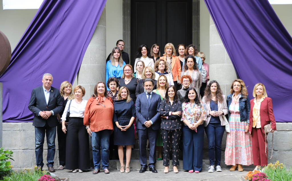 'Tras los pasos de Clara Campoamor' en el Parlamento de Canarias