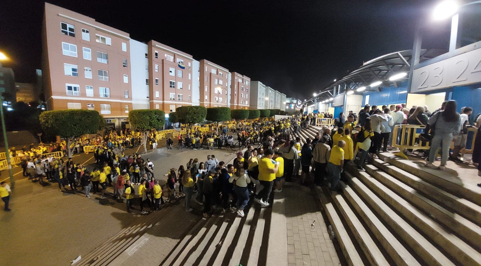 Colas para entrar el Estadio de Gran Canaria.