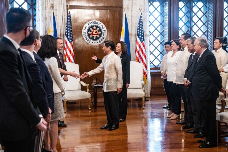 EEUU apoya a Filipinas y dice que «un ataque armado» implicaría «invocar la defensa mutua»