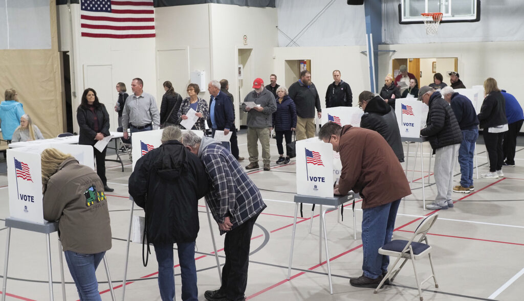Comienzan a cerrar los colegios electorales de Estados Unidos