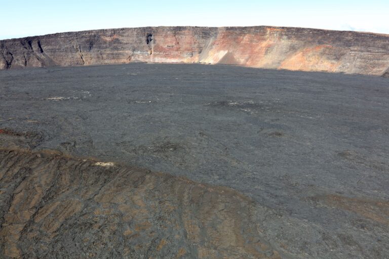El Mauna Loa (Hawái), el volcán activo más grande del mundo, entra en erupción