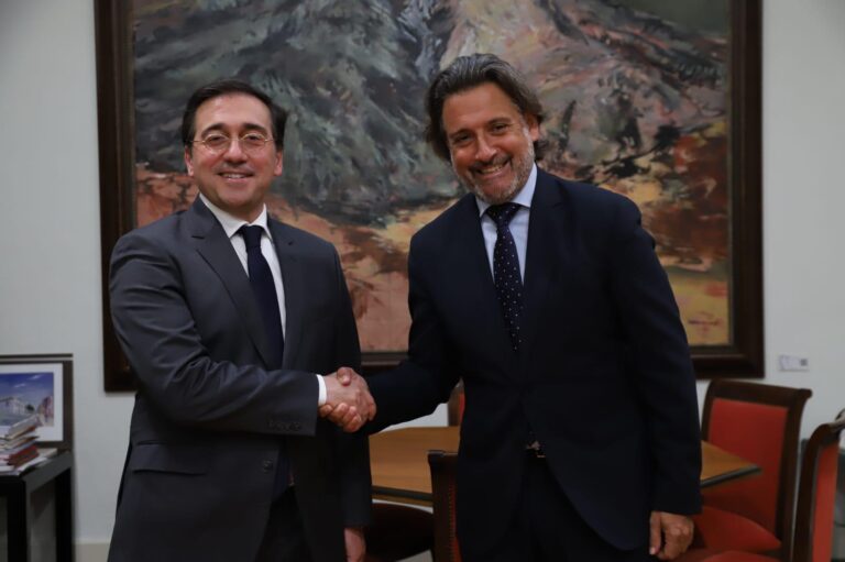 Albares y Matos repasan la labor del Parlamento de Canarias en la CALRE
