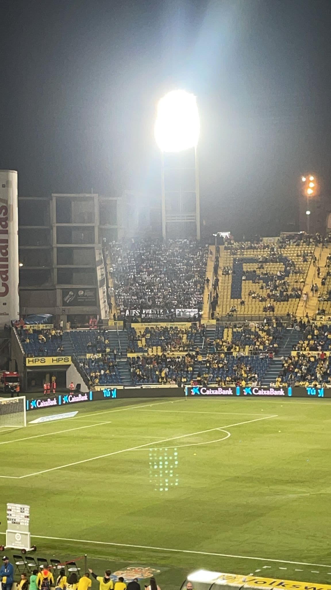 Interior del Estadio de Gran Canaria una hora antes del comienzo del partido.