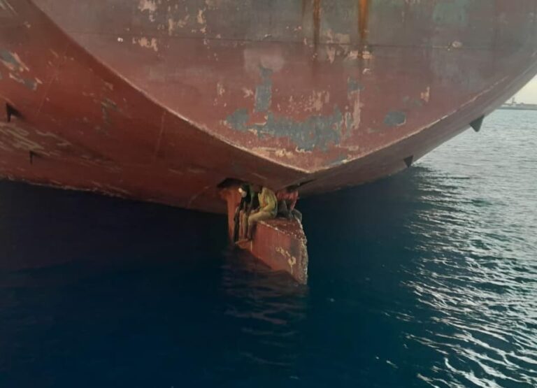 Rescatan a tres polizones de la pala del timón de un petrolero en Las Palmas de Gran Canaria