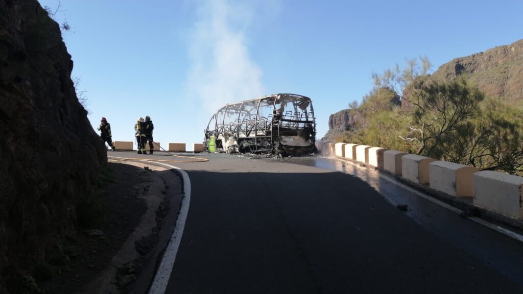 Una guagua de Titsa queda calcinada en Tenerife
