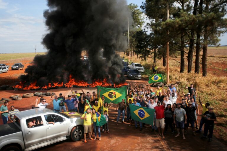 Continúan en Brasil los bloqueos de los camioneros partidarios de Bolsonaro