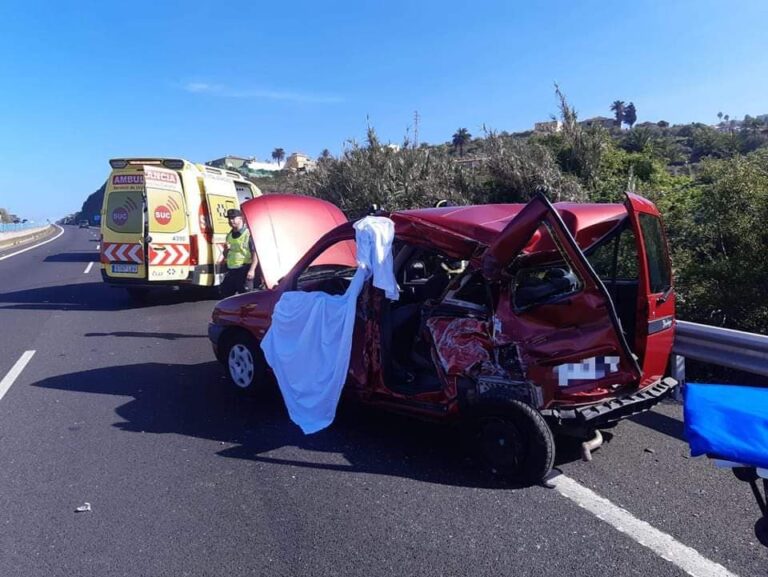 Los bomberos liberan al hombre que quedó atrapado en su vehículo tras chocar con un camión en la TF5