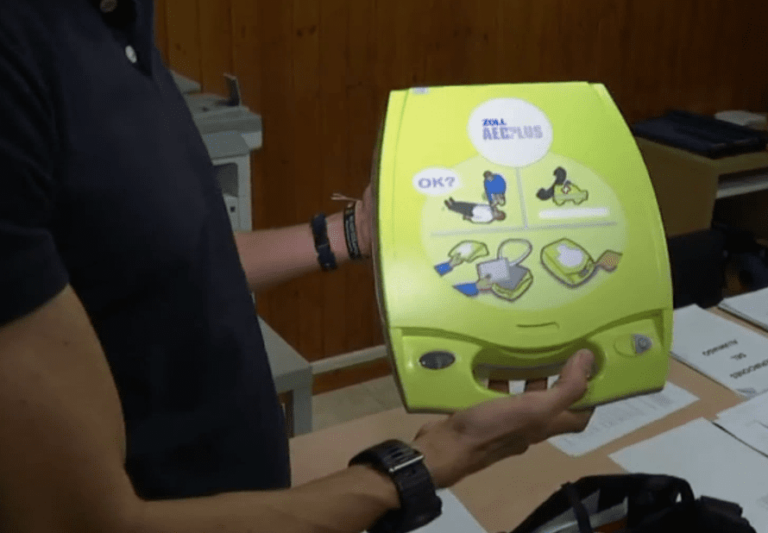 Profesores salvan la vida de un niño de Tenerife con un desfibrilador