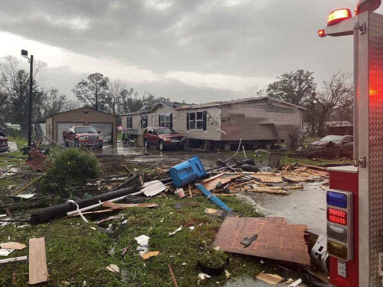 Varios tornados en el sureste EEUU dejan tres muertos y una docena de heridos
