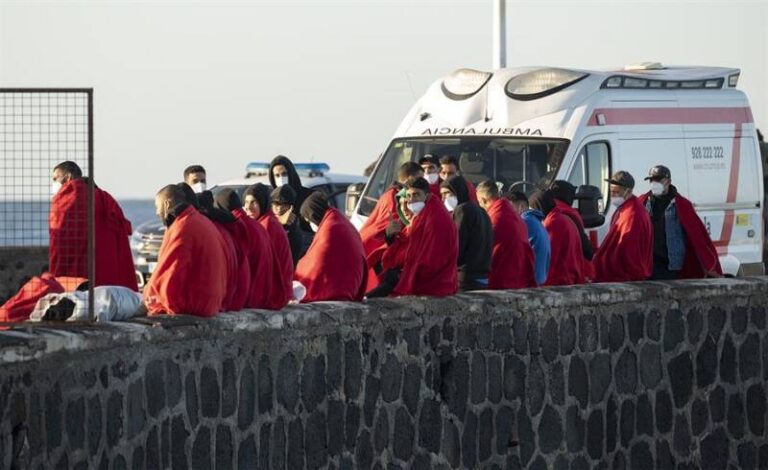 Rescatan a 105 personas de dos neumáticas al sureste de Lanzarote