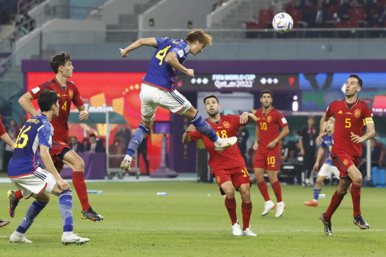 España se clasifica para octavos a pesar de caer ante Japón (2-1)