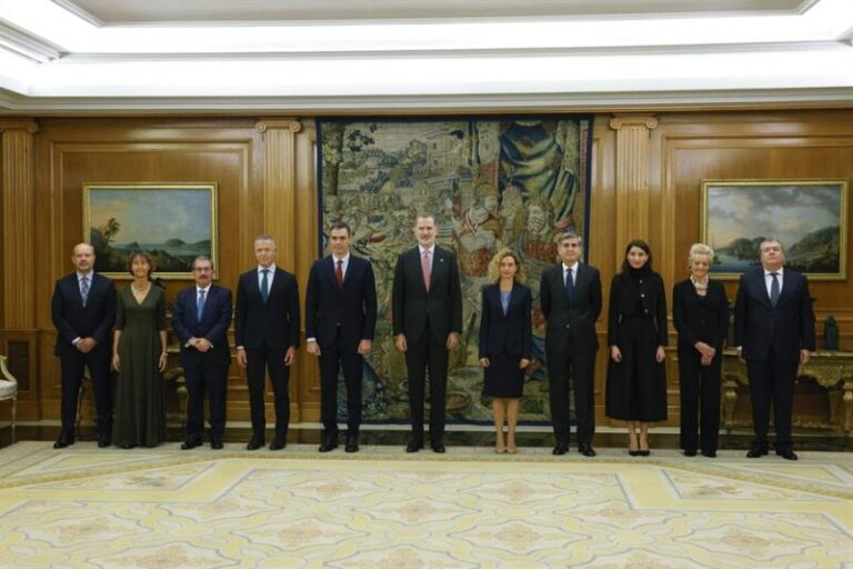 Los nuevos magistrados del Tribunal Constitucional prometen su cargo ante el rey