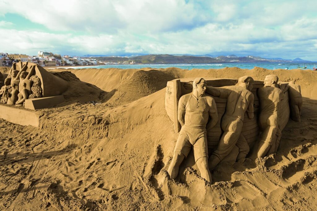 El Belén de Arena abre la Navidad en la playa de Las Canteras