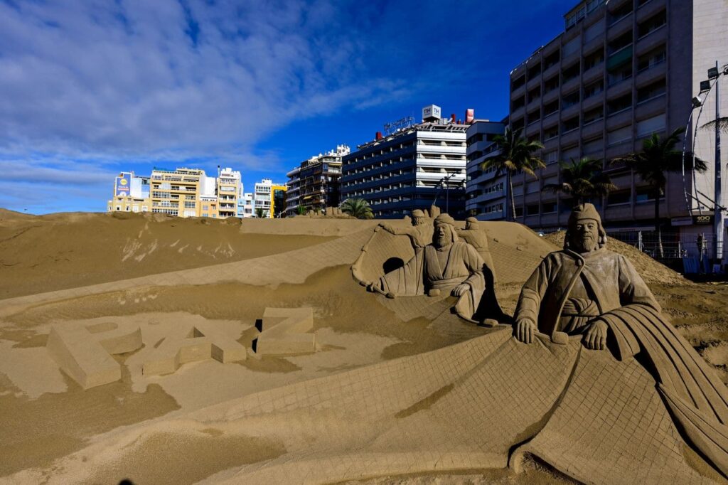 El Belén de Arena abre la Navidad en la playa de Las Canteras