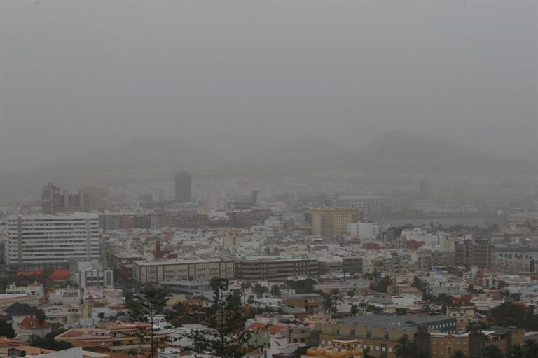 Al calor se le suma la calima, que llega a todas las islas