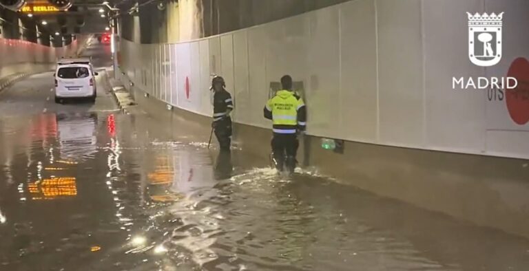 La lluvia interrumpe el servicio en líneas de metro, túneles y calles en Madrid