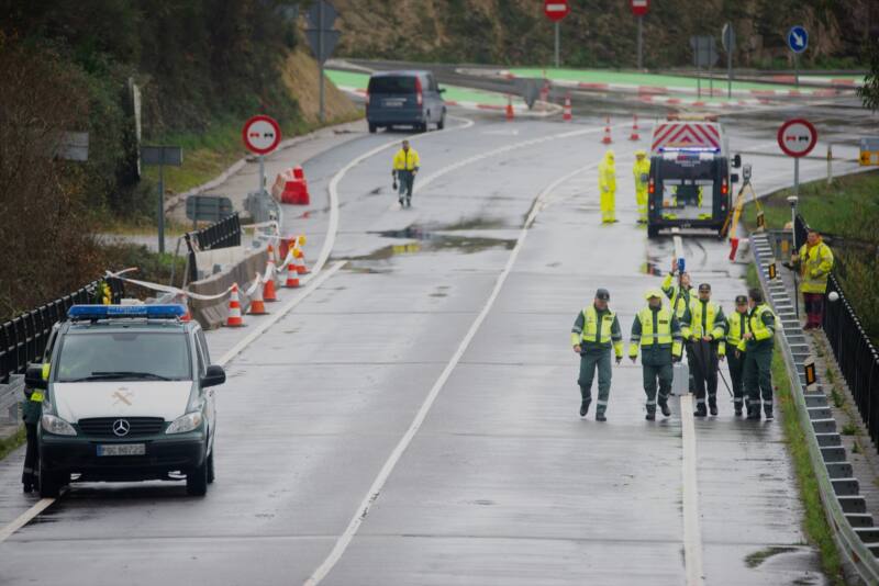 El equipo especial de la Guardia Civil de Mérida lleva a cabo la investigación del accidente que tuvo lugar la noche del pasado 24 de diciembre, cuando un autobús de la empresa Monbus, de la línea regular entre Lugo y Vigo, se precipitó al río Lérez, en Cerdedo-Cotobade / Gustavo de la Paz / Europa Press 28/12/2022