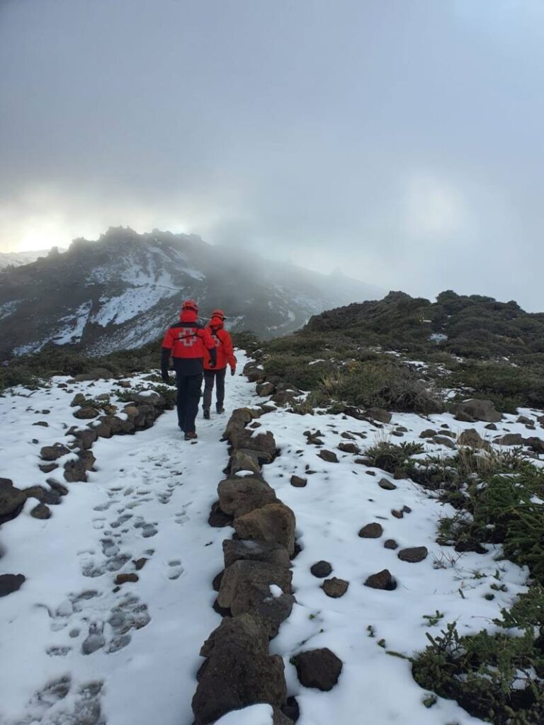 Auxilian a una treintena de personas atrapadas en sus coches por la nieve