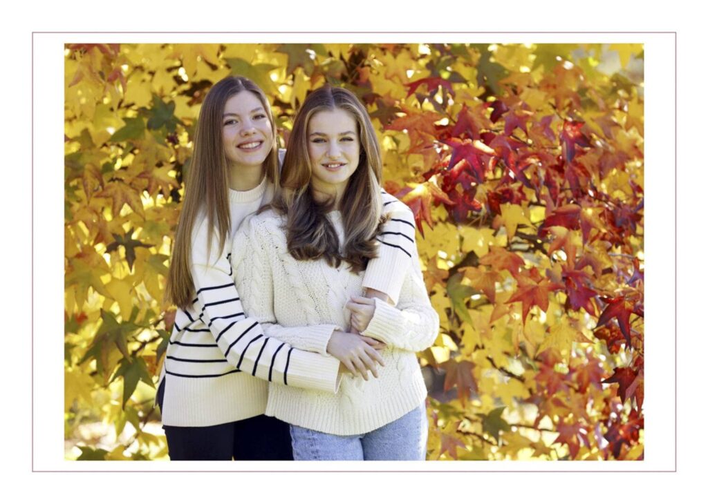 La princesa y la infanta protagonizan la felicitación navideña de la Familia Real