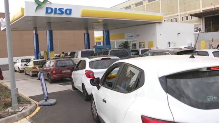 Colas para repostar ante el fin de la bonificación de la gasolina