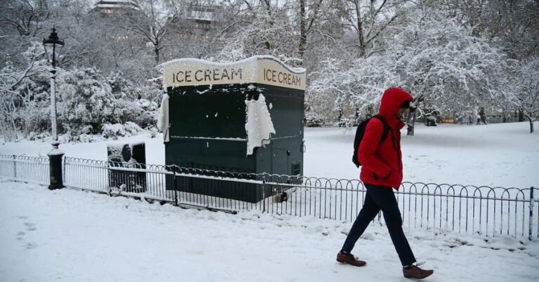 Una gran nevada en Reino Unido afecta a la operatividad de vuelos con Canarias